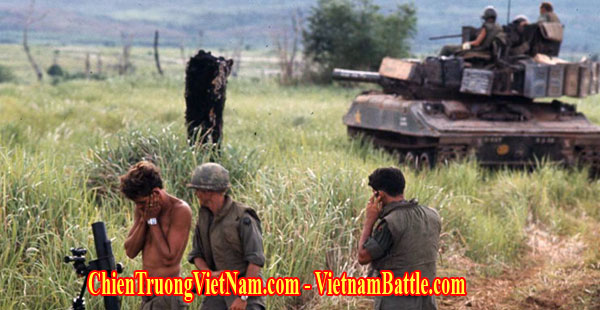 Lính Mỹ đang yểm trợ trong chiến dịch Attleboro năm 1966 trong chiến tranh Việt Nam - Us soldiers in Operation Attleboro năm 1966 in Vietnam war