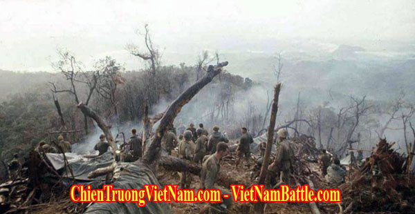 Lính Mỹ trên một ngọn đồi sau trận Đắk Tô - Tân Cảnh năm 1967 trong chiến tranh Việt Nam - Us soldiers on a hill top after the Battle of Dak To 1967 in Vietnam war