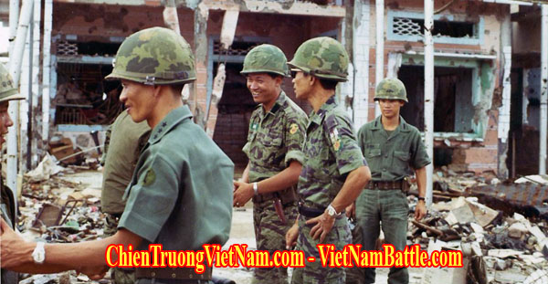 Trung tướng Ngô Quang Trưởng chỉ huy Quân Đoàn I, đại tá Ngô Văn Định - lữ đoàn trưởng lữ đoàn 258 TQLC và thiếu tướng Bùi Thế Lân - chỉ huy sư đoàn TQLC sau trận cổ thành Quảng Trị trong Mùa Hè Đỏ Lửa 1972 - Battle of Quang Tri Citadel in Vietnam war
