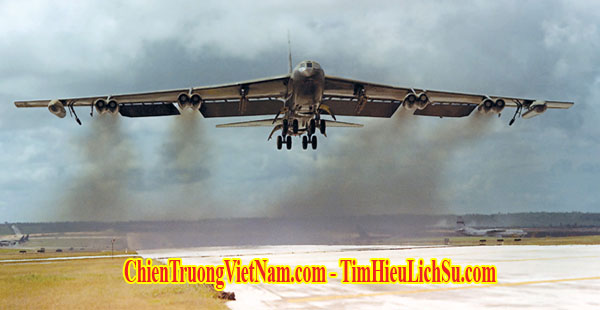Máy bay ném bom B-52 trong chiến dịch Ánh Hồ Quang trong chiến tranh Việt Nam - B-52 Stratofortress bomber in Operation Arc Light in Vietnam war