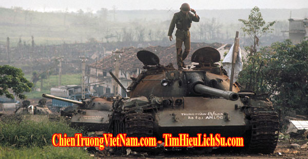 Xe tăng T-54 của quân Giải Phóng Việt Nam bị bắn hạ ở trận An Lộc năm 1972 trong chiến tranh Việt Nam - PAVN T-54 tanks were destroyed in Easter Offensive 1972 in Vietnam war