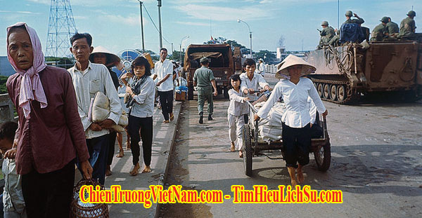 Dân chúng chạy nạn trên cầu Phan Thanh Giản trong trận đánh Tết Mậu Thân 1968 ở Sài Gòn trong chiến tranh Việt Nam - South Vietnamese civils evacutaed in Tet Offensive 1968 in Saigon in Vietnam war