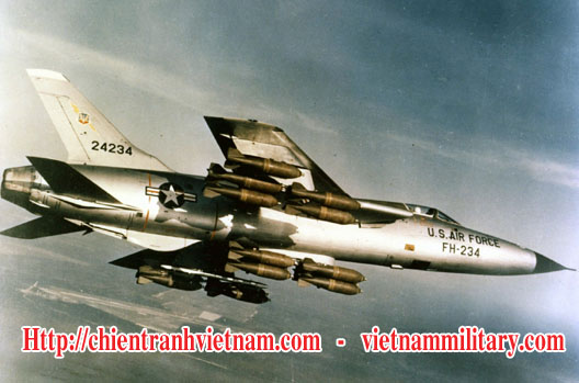 Máy bay F-105 Thần Sấm đang mang đầy bom trong chiến tranh Việt Nam - Republic F-105 Thunderchief with full bomb load in Viet Nam war