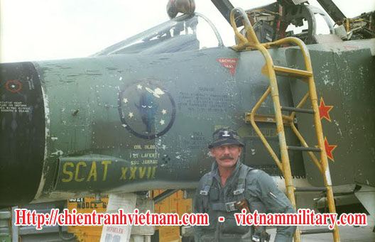 Chiến dịch Bolo dùng máy bay F-4 Phantom giả dạng F-105 Thunderchief đối phó MIG-21 trong chiến tranh Việt Nam - Operation Bolo using McDonnell Douglas F-4 Phantom fighter disguised as F-105 Thunderchief bomber to set a trap for North Vietnam MiG-21 in Viet Nam war