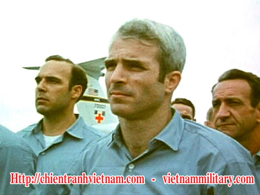 Hồi ký John McCain bị bắn rơi ở Việt Nam - P3 POW Seniror John McCain, stands with other POWs as they were released by the North Vietnamese in Hanoi on March 14, 1973.