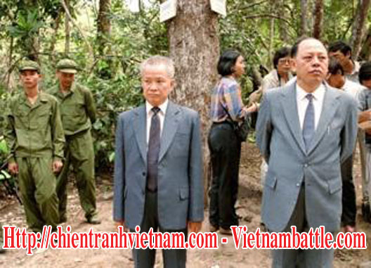 Khieu Samphan (giữa), Phó Chủ tịch Chính quyền Liên minh của Kampuchea Dân chủ và Ieng Sary (phải), Bộ trưởng Ngoại giao, ăn mặc đẹp để ra đón phái đoàn Trung Quốc ở căn cứ Dong Rek của Khmer Đỏ năm 1985