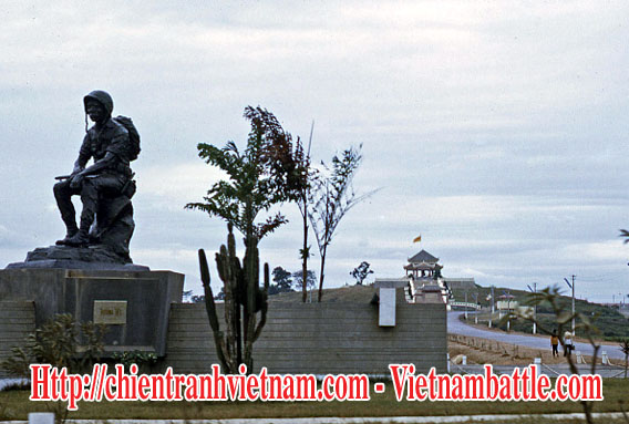 Hình ảnh tượng đài Tiếc Thương ở nghĩa trang Biên Hòa quân đội Việt Nam Cộng Hòa trước năm 1975 và sau này đổi tên thành nghĩa trang nhân dân Bình An
