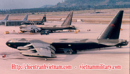 Máy bay B-52 ở căn cứ U-Tapao Thái Lai dùng để oanh tạc chiến trường Việt Nam - Boeing B-52 Stratofortress in U-Tapao airbase in Thailand used to bomb in Viet Nam