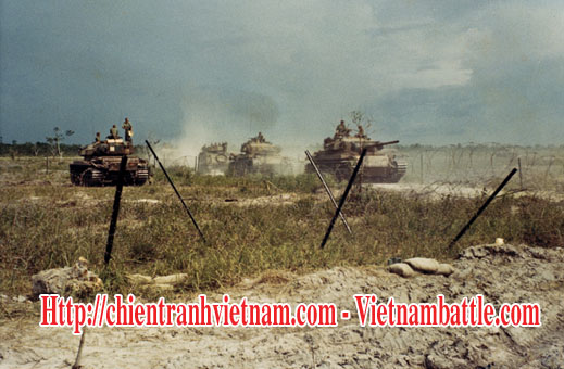 Ngày 23 tháng 5, xe tăng Centurion của lính Hoàng Gia Úc đến yểm trợ căn cứ hỏa lực Coral trong trận Coral - Balmoral còn gọi là trận Sở Hội - Đồng Tràm năm 1968 trong chiến tranh Việt Nam - RAR Centurion tanks arrived in FSB Coral in May 23th in the battle of Coral - Balmoral in Viet Nam war 1968