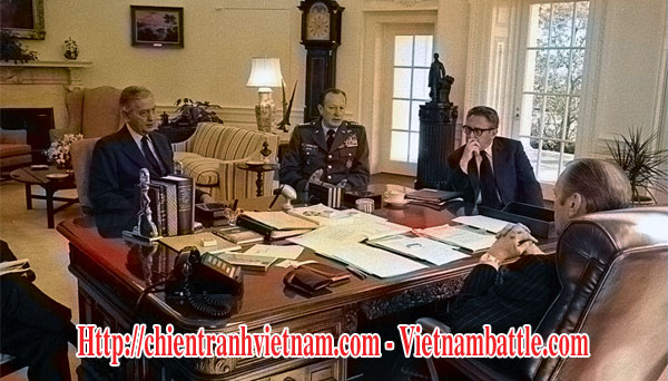 Sài Gòn sụp đổ những ngày tháng 4 năm 1975 - Tổng thống Mỹ Ford đang bàn bạc với đại sứ Martin, tướng Weyand và cố vấn An Ninh Quốc Gia Kissinger ngày 25 tháng 3 năm 1975 để đánh giá tình hình miền Nam Việt Nam - President Ford meets with State and National Security Advisor Henry Kissinger, Geneal Weyand, and Embassador Martin on March, 23 1975