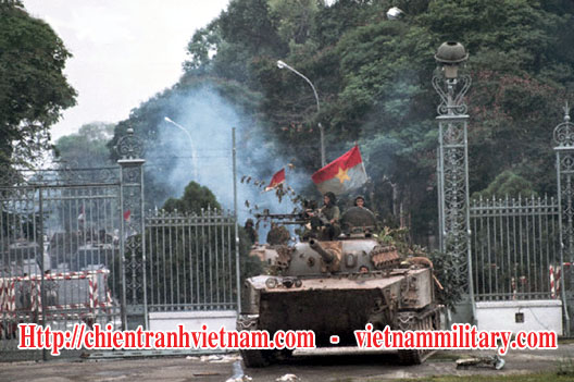 Sài Gòn Sụp Đổ Và Những Ngày Tháng 4 Năm 1975 - 11h ngày 30/4/1975, xe tăng T-54 của quân Giải Phóng húc đổ cổng Dinh Độc Lập - PAVN T-54 tank smashed through the steel gate of South Vietnam’s Presidential Palace