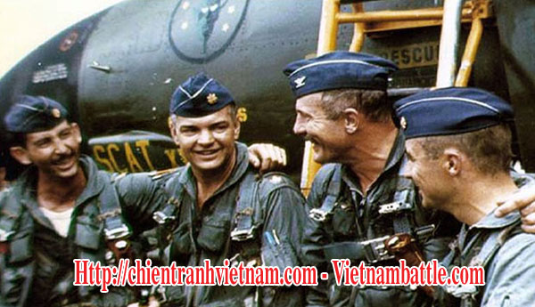Cuộc chiến chống máy bay MIG của không quân Mỹ - Đại tá Robin Olds sau chiến dịch Bolo gây tổn thất nặng cho máy bay MIG - Col. Robin Olds (third from left) celebrates completing the famous MiG sweep, Operation Bolo, with airmen at Ubon AB, Thailand
