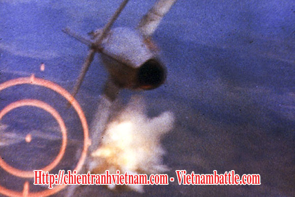 Không quân Mỹ chống lại máy bay MIG - 1 chiếc MIG-17 bị trúng đạn pháo 20mm từ máy bay F-105 ngày 3 tháng 6 năm 1967 - A North Vietnamese MiG-17 is hit by 20 mm rounds from an Air Force F-105D on June 3, 1967