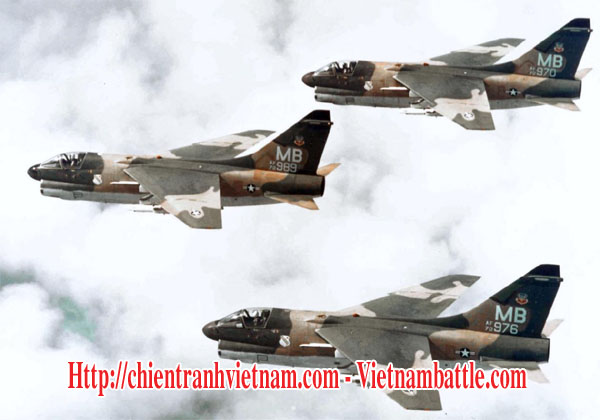 Chiến tranh Việt Nam đã có thể chấm dứt vào năm 1972 : Các máy bay A-7 Corsair thuộc phi đoàn 355 chiến thuật - 355th Tactical Fighter Squadron with A-7D Corsair II in formation