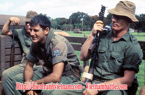Các quốc gia đồng minh của Mỹ trong chiến tranh Việt Nam - Lính Úc ở căn cứ Núi Đất năm 1967 - US allied participation in Vietnam war - Royal Australian Air Force Airfield guards, Nui Dat, Vietnam 1967
