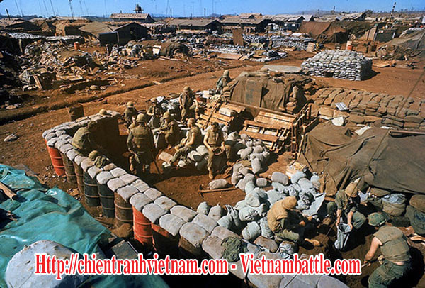 Thủy Quân Lục Chiến Mỹ đang làm các bao cát để tổ chức phòng thủ trong căn cứ Khe Sanh trong trận đánh Khe Sanh năm 1968 trong chiến tranh Việt Nam - US Marines was dugging for sand bags for defence at Khe Sanh Combat base in battle of Khe Sanh 1968 in Vietnam war
