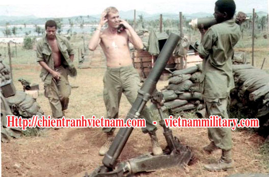 Súng cối 81mm trong căn cứ Khe Sanh trong trận đánh Khe Sanh năm 1968 trong chiến tranh Việt Nam - 81mm Mortar was used to give fire support in battle of Khe Sanh 1968 in Vietnam war