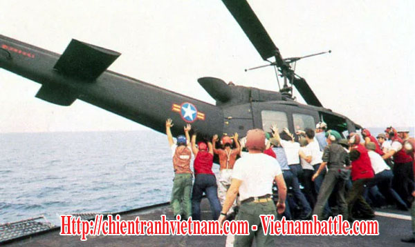 Quân đội Mỹ đẩy những chiếc trực thăng xuống biển để dành chổ cho máy bay L-19 của thiếu tá Lý Bửng đáp trên tàu sân bay USS Midway trong đợt di tản khỏi Sài Gòn tháng 4 năm 1975 trong chiến tranh Việt Nam - US Navy pushed helicopters overboard to make room for a Cessna O-1 landing during operation Frenquent Wind from Saigon in April 1975 in Vietnam war