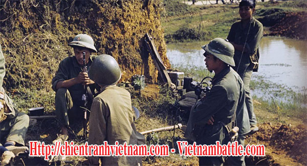 Quân đội Việt Nam đang nghỉ ngơi trong trận Lão Sơn hay trận đánh cao điểm 1509 còn được gọi là trận Núi Đất diễn ra giữa quân đội Việt Nam và Trung Quốc trong chiến tranh Biên Giới Việt Trung vào tháng 7 năm 1984