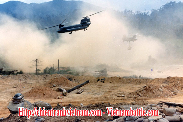 Trực thăng CH-47 Mỹ đổ quân tái chiếm trại lực lượng đặc biệt Khâm Đức - hay còn gọi là trại Khâm Đức năm 1970 sau khi bỏ rơi căn cứ này sau trận đánh Khâm Đức năm 1968 trong chiến tranh Việt Nam - CH-47 Chopper reocuped Kham Duc special Camp - Camp Conroy A-105 in 1970 after abandoning the base after the battle of Kham Duc 1968 in Vietnam war
