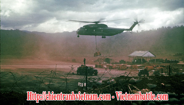 Trực thăng đang tiếp tế cho trại tiền đồn Ngok Tavak phía Tây Nam trại đặc biệt Khâm Đức năm 1968 trong chiến tranh Việt Nam - Chopper resupplies for Ngok Tavak outpost at southwest of Kham Duc special camp - Camp Conroy A-105 in Vietnam war 1968