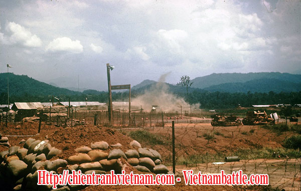 Trại lực lượng đặc biệt Khâm Đức - hay còn gọi là trại Khâm Đức đang bị pháo kích trong chiến tranh Việt Nam - Kham Duc special Camp - Camp Conroy A-105 under motar attack in Vietnam war