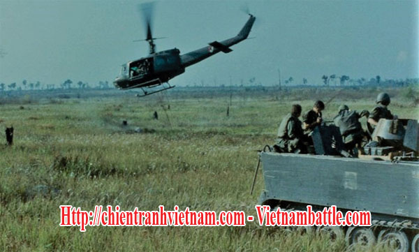 Trực thăng đang yểm trợ xe thiết giáp M113 của tiểu đoàn 1 trung đoàn 5 trong trận An Bảo năm 1968 trong chiến tranh Việt Nam - AH-1 Cobra was supporting M113 of 1st Battalion, 5 regiment infantry mechanized in battle of An Bao in Vietnam war 1968