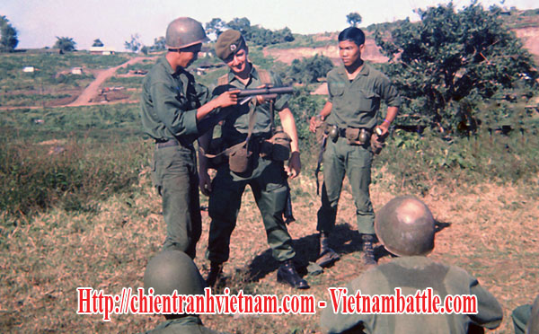 Trận Kiên Long : các cố vấn Mỹ đang huấn luyện binh sĩ VNCH trong chiến tranh Việt Nam - Battle of Kien Long 1964 : Us advisors were training ARVN soldiers in Vietnam war
