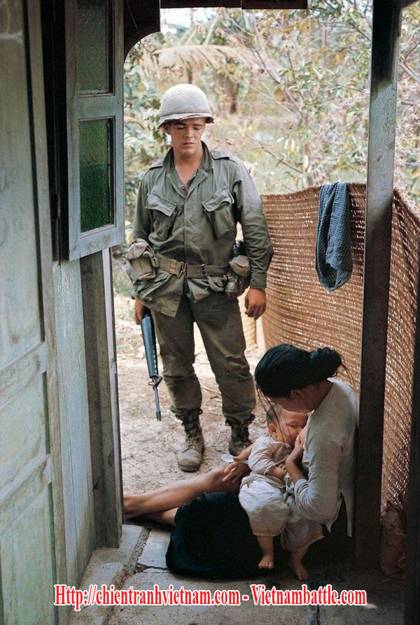 Bức ảnh của Larry Burrows chụp năm 1967 được báo chí Việt Nam đăng tin thành "Giọt sữa cuối cùng trước khi bị lính Mỹ hành quyết năm 1972" vào năm 2018 - Us soldiers contemplates Vietnam woman breastfeeding baby became "The last milk drop before execution" in Vietnam newspaper