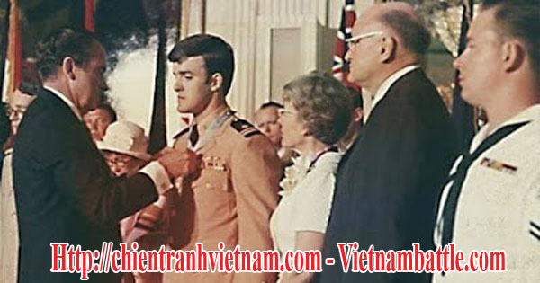 Trung úy Bob Kerrey được tổng thống Nixon trao huy chương danh dự do bị thương trong chiến tranh Việt Nam - Bob Kerrey who commited Thanh Phong massacre in 1969 was awarded the Medal of Honor by president Nixon in 1970 and became chairman of Fullbright Vietnam university in 2016