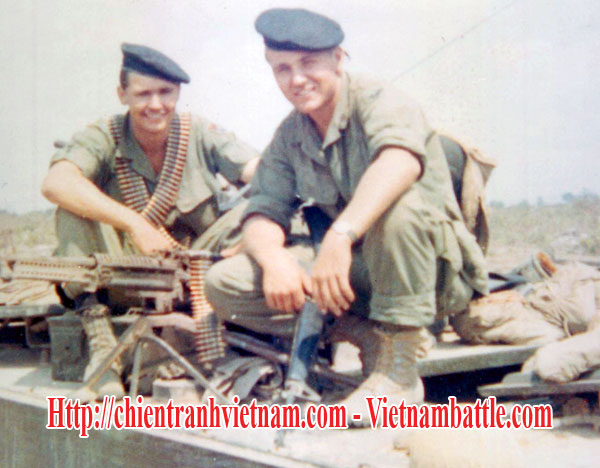 Trung úy Bob Kerrey người chỉ huy nhóm biệt kích Hải Quân SEAL thực hiện thảm sát Thạnh Phong, Bến Tre năm 2019 trong chiến tranh Việt Nam trở thành và vào năm 2016 trở thành chủ tịch trường Đại học Fulbright Việt Nam - Bob Kerrey who commited Thanh Phong massacre in 1969 in Vietnam war and became chairman of Fullbright Vietnam university in 2016
