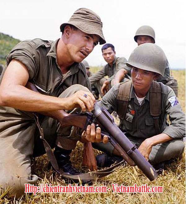 Cố vấn Mỹ hướng dẫn binh sĩ VNCH sử dụng súng phóng lựu M79 trong chiến tranh Việt Nam - Us Advisors taught ARVN soldiers to use M79 grenade launcher in Vietnam war