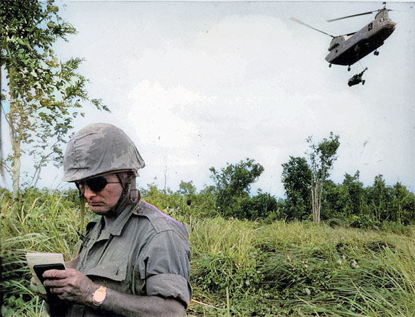 Cựu tổng tham mưu trưởng Israel Moshe Dayan biệt danh tướng Độc Nhãn tại khu vực Tây Nguyên, Việt Nam tháng 8 năm 1966 trong chiến tranh Việt Nam - General Moshe Dayan , former chief of staff of the Israeli Army in the Central Highlands on August 7, 1966 in Vietnam war
