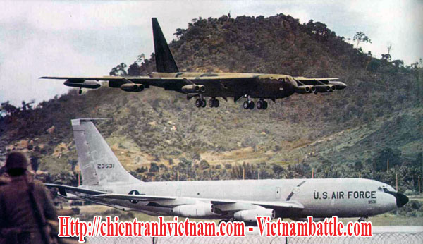 Máy bay B-52 và máy bay tiếp dầu KC-135 trong chiến dịch Ánh Hồ Quang tại căn cứ Không Quân U-Tapao , Thái Lan trong chiến tranh Việt Nam - B-52 stratofortress and KC-135 oil tanker in Operation Arc Light at U-Tapao AB, Thailand in Vietnam war