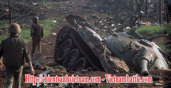 Chiến dịch Xuân Hè 1972 mà chính sử còn gọi là Mùa Hè Đỏ Lửa 1972 - Easter Offensive 1972 : xe tăng T-54 Việt Cộng bị phá hủy ở mặt trận An Lộc