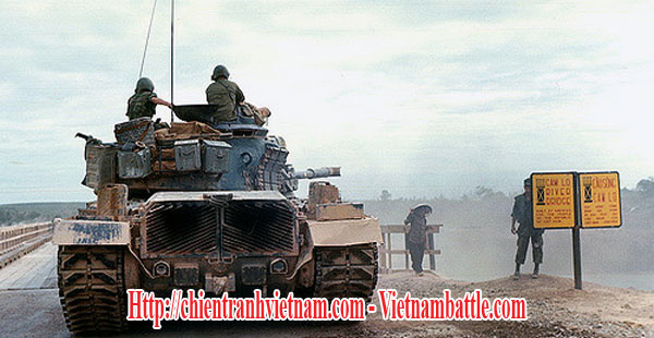 Xe tăng M48 phòng thủ cầu Cam Lộ ở mặt trận Quảng Trị trong Chiến Dịch Xuân Hè 1972 hay còn gọi là Mùa Hè Đỏ Lửa 1972 trong chiến tranh Việt Nam - ARVN M48 Patton tank defenced at Cam Lo bridge at Quang Tri province in Easter Offensive 1972 in Vietnam war