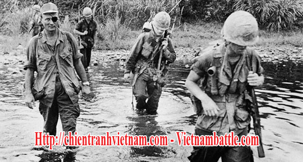 Cựu tổng tham mưu trưởng Israel Moshe Dayan tại chiến trường Đà Nẵng, Việt Nam ngày 7 tháng 8 năm 1966 trong chiến tranh Việt Nam - General Moshe Dayan , former chief of staff of the Israeli Army, fords a stream with a U.S. Marine reconnaissance patrol in Da Nang on August 7, 1966 in Vietnam war