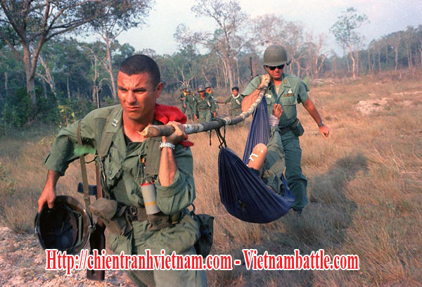 Các cô vấn Mỹ dùng Poncho khiêng một binh sĩ Nhảy Dù di tản khỏi trong trận Đồng Xoài trong chiến tranh Việt Nam - US advisers were carrying the wounded in Battle of Dong Xoai in Vietnam war 1965