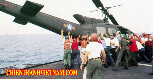 Mỹ đẩy các trực thăng xuống biển trong 4/1975 để thiếu tá Lý Bửng đáp máy bay chở theo vợ và các con - US soldiers pushed choppers into sea to clear the deck for major Ly Buang landing his aircraft with his wife and 5 children