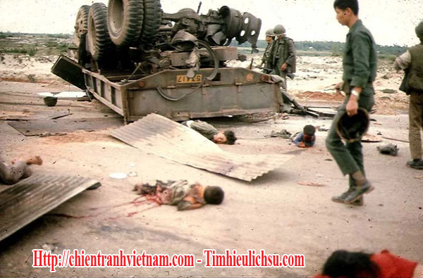 Chiến xe tải chở dân di tản này bị trúng mìn ngày 28 tháng 4 năm 1972 trên Đại Lộ Kinh Hoàng ở Quảng Trị trong Mùa Hè Đỏ Lửa năm 1972 trong chiến tranh Việt Nam - On April 28th, this truckl oaded with refugees struck the mine on the Highway of Horror in Easter Offensive 1972 in Vietnam war