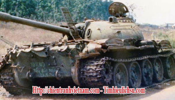 Xe tăng T-54 của quân Giải Phóng bị lực lượng Nhảy Dù VNCH bắt giữ tại Quảng Trị trong chiến Dịch Xuân Hè 1972 hay chiến dịch Nguyễn Huệ hay còn gọi là Mùa Hè Đỏ Lửa 1972 trong chiến tranh Việt Nam - North Vietnamese T-54 tank was captured by ARVN Airbone at Quang Tri in Easter Offensive 1972 in Vietnam war