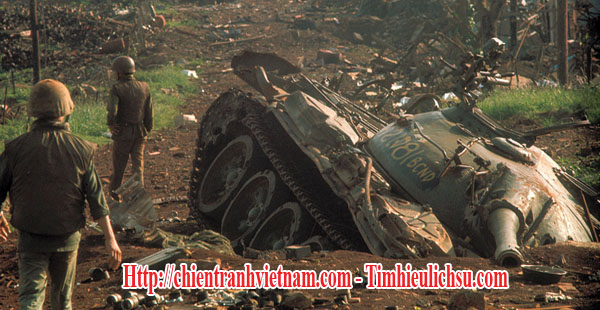 Xe tăng T-54 bị bom phá hủy trong trận An Lộc trong Mùa Hè Đỏ Lửa, chiến dịch Nguyễn Huệ, chiến dịch Xuân Hè trong chiến tranh Việt Nam - NVA T-54 tank was destroyed by bomb in battle of An Loc , Easter Offensive in Vietnam war