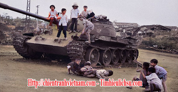 Trẻ em chơi đùa bên chiếc xe tăng T-54 bị phá hủy trong trận An Lộc trong Mùa Hè Đỏ Lửa, chiến dịch Nguyễn Huệ, chiến dịch Xuân Hè trong chiến tranh Việt Nam - Children were playing around NVA T-54 tank was destroyed in battle of An Loc , Easter Offensive in Vietnam war