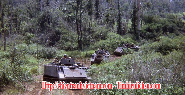 Xe bọc thép Mỹ hộ tống trên đường Quốc Lộ 19 nơi có đèo An Khê và tiếp đó là đèo Mang Yang rất hiểm trở nơi thường xảy ra phục kích trong chiến tranh Việt Nam - M-113 APC on Route 19 with An Khe Pass and Mang Yang pass with usual ambushes in Vietnam war