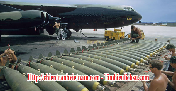 Đội Vũ Khí 307 đang lắp bom cho máy bay B-52 trong chiến dịch ném bom Linebacker II - hay còn gọi là chiến dịch ném bom lễ Giáng Sinh - Hà Nội 12 ngày đêm năm 1972 trong chiến tranh Việt Nam - 307 munition maintain squadron load bombs for B-52 bomber in Operation Linebacker II or Christmas Bombings in Vietnam war