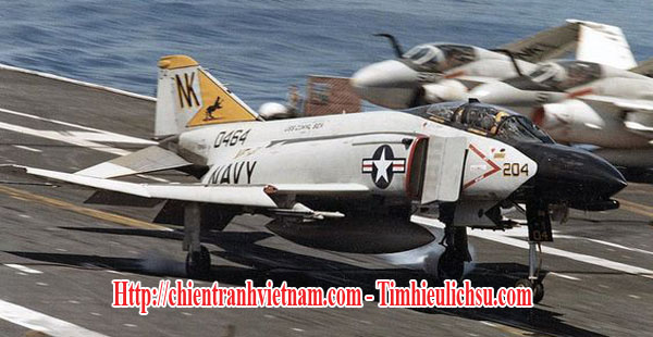 Vì sao không quân Mỹ không đạt hiệu quả ở Việt Nam : Máy bay ném bom F-4 Phantom trên tàu sân bay USS Coral Sea - Us air force with poor result in Vietnam war : Us F-4 Phantom on USS Coral Sea aircraft carrier