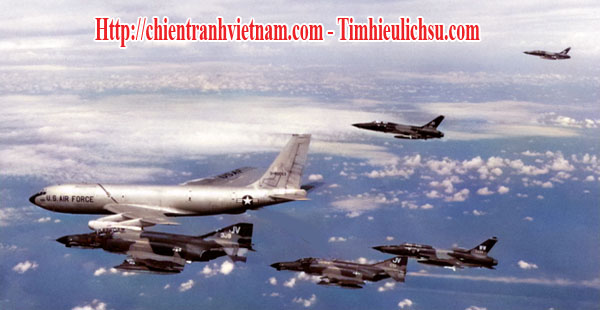 Máy bay ném bom B-52G được máy bay F-4 hộ tống trong chiến dịch ném bom Linebacker II - hay còn gọi là chiến dịch ném bom lễ Giáng Sinh - Hà Nội 12 ngày đêm năm 1972 trong chiến tranh Việt Nam - B-52 stratofortress bomber escorted by F-4 fighters in Operation Linebacker II or Christmas Bombings in Vietnam war