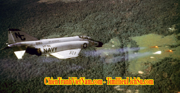 Máy bay F-4 phóng rocket săn xe tải trên đường mòn Hồ Chí Minh trong chiến tranh Việt Nam - F-4 Phantom launchs rockets on truck hunting on Ho Chi Minh trail in Vietnam war