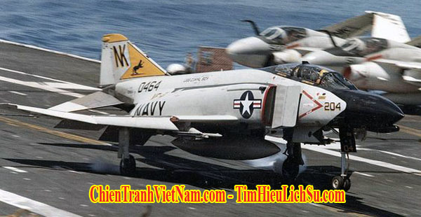 Máy bay F-4 Con Ma của Không quân Hải Quân Mỹ đang cất cánh từ tàu sân bay USS Coral Sea trong chiến tranh Việt Nam - Us Navy Air Force F-4 Phantom on USS Coral Sea carrier in Vietnam war