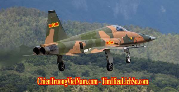 Không Quân Việt Nam thu được bao nhiêu máy bay Mỹ sau năm 1975 ?. : Máy bay F-5 Tiger của VNCH trước đây trong cờ hiệu Không quân Việt Nam